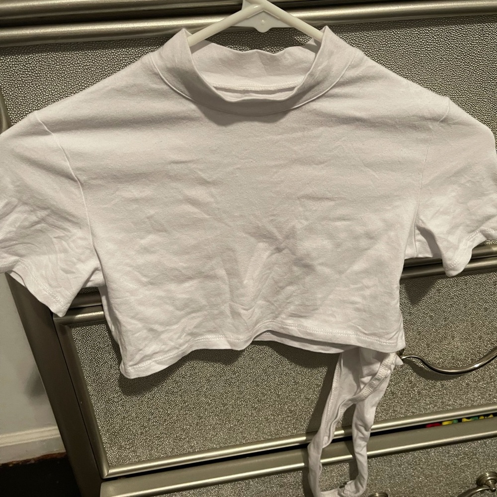 White cropped top short sleeve with strip